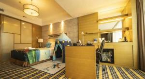 une chambre avec un lit et un bureau dans une pièce dans l'établissement Yueyang Grand Skylight Hotel, à Yueyang