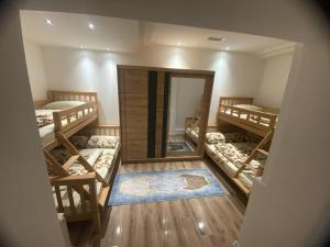 Draufsicht auf ein Zimmer mit vier Etagenbetten in der Unterkunft Marshal 2 in Donja Ljusina