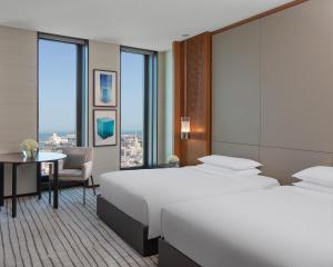 Postel nebo postele na pokoji v ubytování Park Hyatt Doha, Msheireb Downtown
