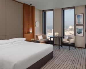 Gulta vai gultas numurā naktsmītnē Park Hyatt Doha, Msheireb Downtown