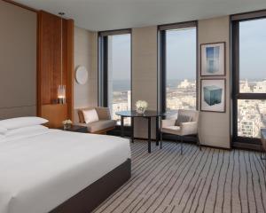 Gulta vai gultas numurā naktsmītnē Park Hyatt Doha, Msheireb Downtown