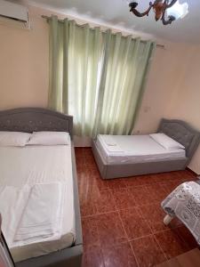 Postel nebo postele na pokoji v ubytování Hotel Gjika