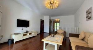 TV a/nebo společenská místnost v ubytování The Century Seaview Hotel