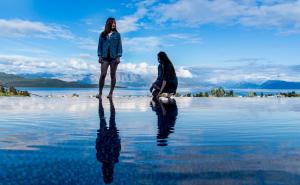 ニキアナにあるVilla Kastroの二人の女が水の上に立っている