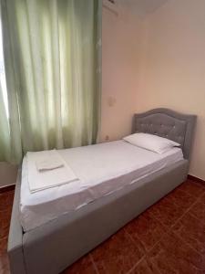 Postel nebo postele na pokoji v ubytování Hotel Gjika