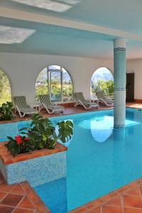 Bazén v ubytování Aparthotel Englovacanze nebo v jeho okolí