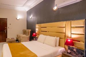 Postel nebo postele na pokoji v ubytování Legend Palace Hotel