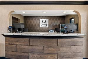 a lobby with a reception counter in a hotel at Quality Inn & Suites in Dumas