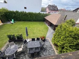 an overhead view of a patio with a table and chairs at aleSpanie in Olsztyn