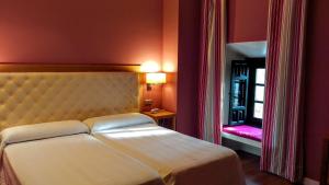 A bed or beds in a room at Hospedería Santa Elena