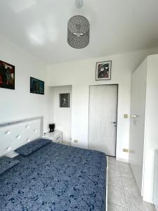 a bedroom with a bed and a white wall at Maison Elsa in San Vito Chietino