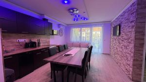 Kuchyňa alebo kuchynka v ubytovaní Timi wellness Apartman Siófok