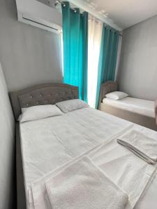Postel nebo postele na pokoji v ubytování Hotel Gjika