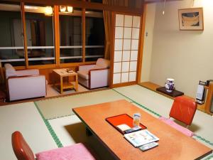 佐渡市にあるHotel New Katsuraのリビングルーム(テーブル、椅子付)