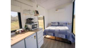 Postel nebo postele na pokoji v ubytování Little Argyle Tiny House by Tiny Away
