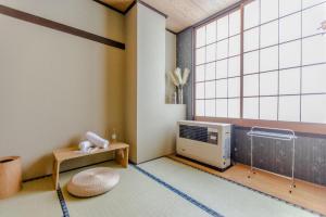a room with a room with a window and a microwave at Saint Moritz Ichibankan in Yuzawa