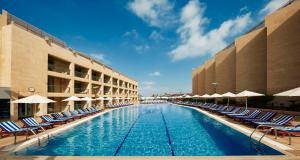 Bazén v ubytování Coral Beach Hotel And Resort Beirut nebo v jeho okolí