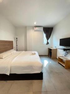 チャンルーンにあるThe Bed Hotelの大きなベッドと机のある寝室