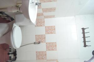 Ванная комната в SPOT ON 89821 Batu Maung Sempoi Inn and Cafe +22 фотографии