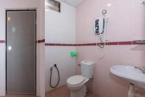 Koupelna v ubytování OYO 90893 Hotel 68 Kampung Lapan + 47 fotografií