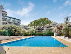 Bazén v ubytování Joli studio 4 pers piscine tout confort nebo v jeho okolí