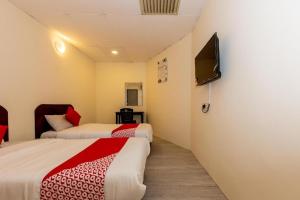 Телевизор и/или развлекательный центр в OYO 90893 Hotel 68 Kampung Lapan