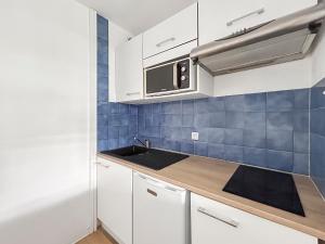 Kuchyň nebo kuchyňský kout v ubytování Joli studio 4 pers piscine tout confort