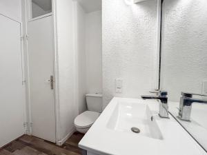 Koupelna v ubytování Joli studio 4 pers piscine tout confort