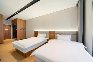 Giường trong phòng chung tại Xihe Hotel-Shanghai Lujiazui Lancun Road Subway Station Branch