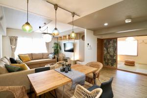 una sala de estar con un sofá y una mesa en Kandaminium Odori, en Ōdōri 20 fotos más