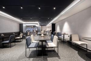 un ristorante con tavolo, sedie e un bar di Atour Light Hotel Beijing International Exhibition Center Liufang Subway Station a Pechino