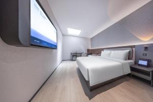 Letto o letti in una camera di Atour Light Hotel Beijing International Exhibition Center Liufang Subway Station