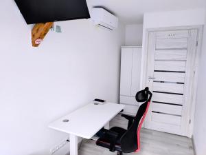 Televízia a/alebo spoločenská miestnosť v ubytovaní Sleep In Center