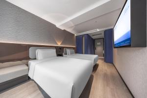 Letto o letti in una camera di Atour Light Hotel Beijing International Exhibition Center Liufang Subway Station