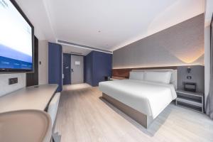 Letto o letti in una camera di Atour Light Hotel Beijing International Exhibition Center Liufang Subway Station