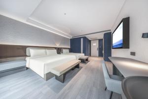 Letto o letti in una camera di Atour Light Hotel Beijing International Exhibition Center Liufang Subway Station