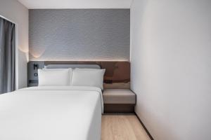 Letto o letti in una camera di Atour Light Hotel Beijing International Exhibition Center Liufang Subway Station