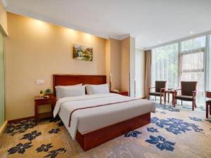 Giường trong phòng chung tại GreenTree Inn Jiaxing ZhongHuan South Road Zhonggang City Express Hotel +239 ảnh
