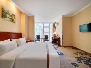 TV/trung tâm giải trí tại GreenTree Inn Jiaxing ZhongHuan South Road Zhonggang City Express Hotel