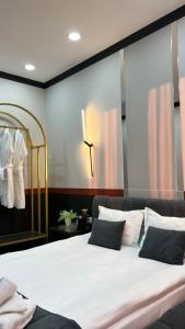 Suncor Hotel客房内的一张或多张床位