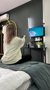 TV a/nebo společenská místnost v ubytování Suncor Hotel