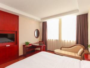 une chambre d'hôtel avec un lit et une télévision dans l'établissement GreenTree Inn HuaiAn Xiangyu Avenue International Mall Business Hotel, à Hexia