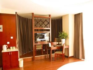 un salon avec une table et une salle à manger dans l'établissement GreenTree Inn HuaiAn Xiangyu Avenue International Mall Business Hotel, à Hexia