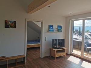 a room with a mirror and a bed and a tv at Ferien im Hummelhaus in Lindau