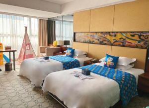 une chambre d'hôtel avec deux lits et un salon dans l'établissement Nanjing Rsun Hotel, à Taishan