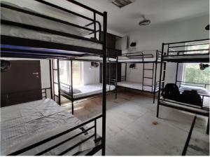Postel nebo postele na pokoji v ubytování Whiite Panda - Backpacker Hostel in Delhi Greater Kailash