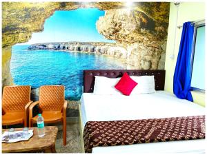 Postel nebo postele na pokoji v ubytování HOTEL J!K INN PURI Near Sea Beach and Jagannath Temple - Free Wifi & Parking Facilities - Best Hotel In Puri