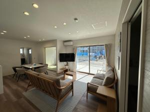 大洲CHEZ Hilton的客厅里有一张沙发和一张桌子。