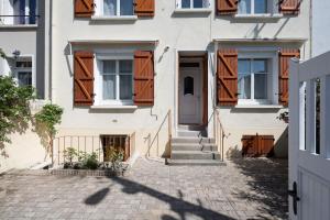 Το κτήριο όπου στεγάζεται  το διαμέρισμα