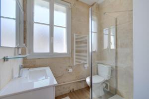 Ένα μπάνιο στο Central - 800 m Gare - Parking - Climatisé +12 φωτογραφίες